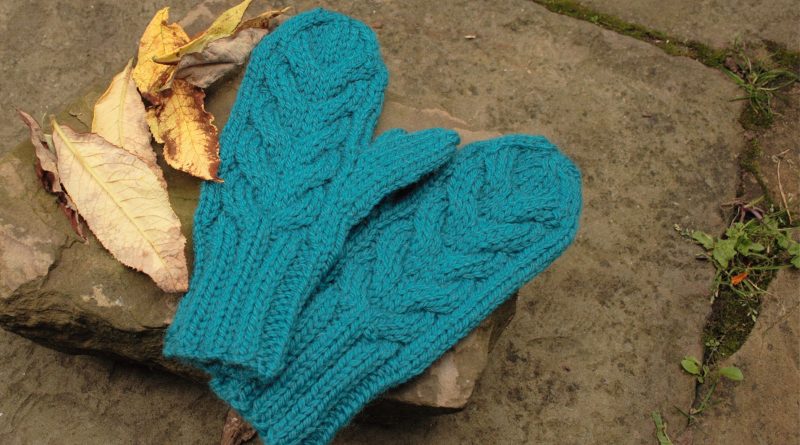 Frost-beater mittens – knitting pattern for easy cabled mittens